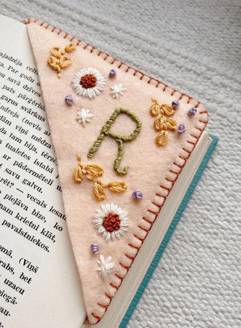 personalized hand embroidered corner bookmarkbo6mc